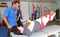 Patientin bei der Redcord-Therapie