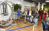Ein Besucher steht Kopf im Spacecurl